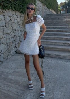 Glamorous Summer 3D-Floral Skater Mini-Dress -White