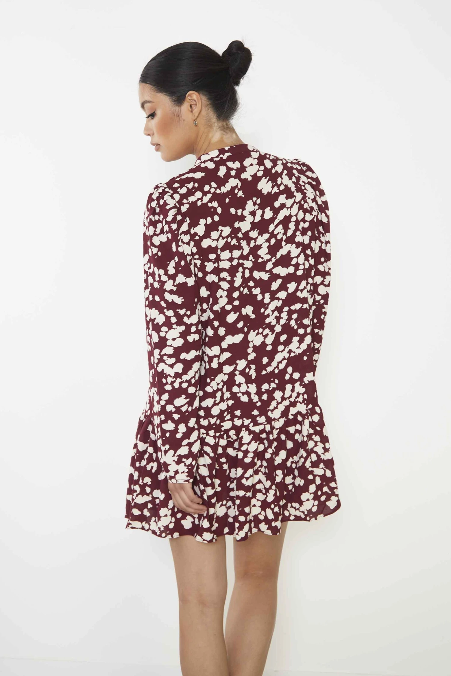 Glamorous Burgundy Cream Abstract Mini Dress With Ruffle Hem And Long Sleeves - Image 3