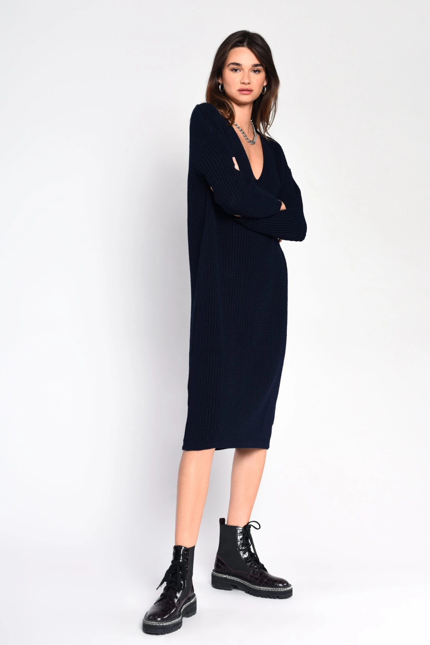 Glamorous Black Ribbed V-Neck Long Sleeve Midi Jumper Dress - Image 2